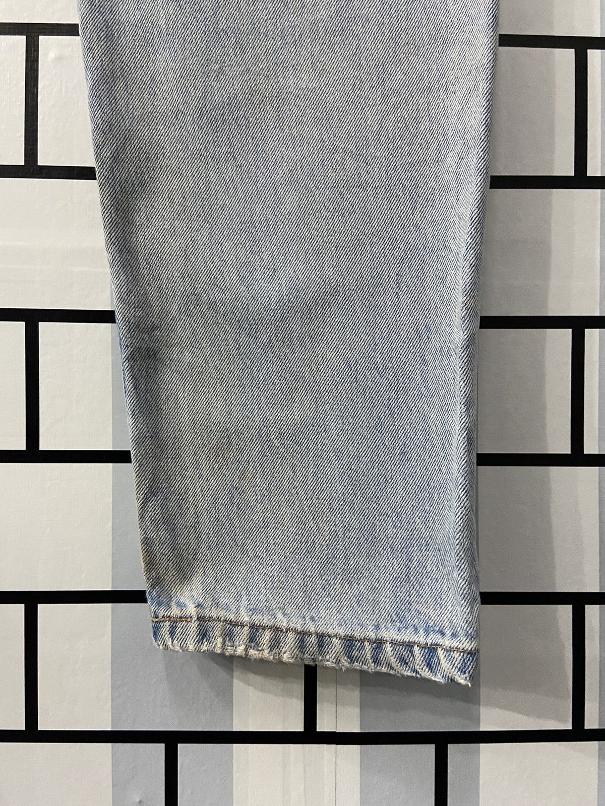 Levi's × Vintage Vintage Levi’s 550 Light Wash Relaxed Fit Tapered Leg Size US 30 / EU 46 - 15 Thumbnail