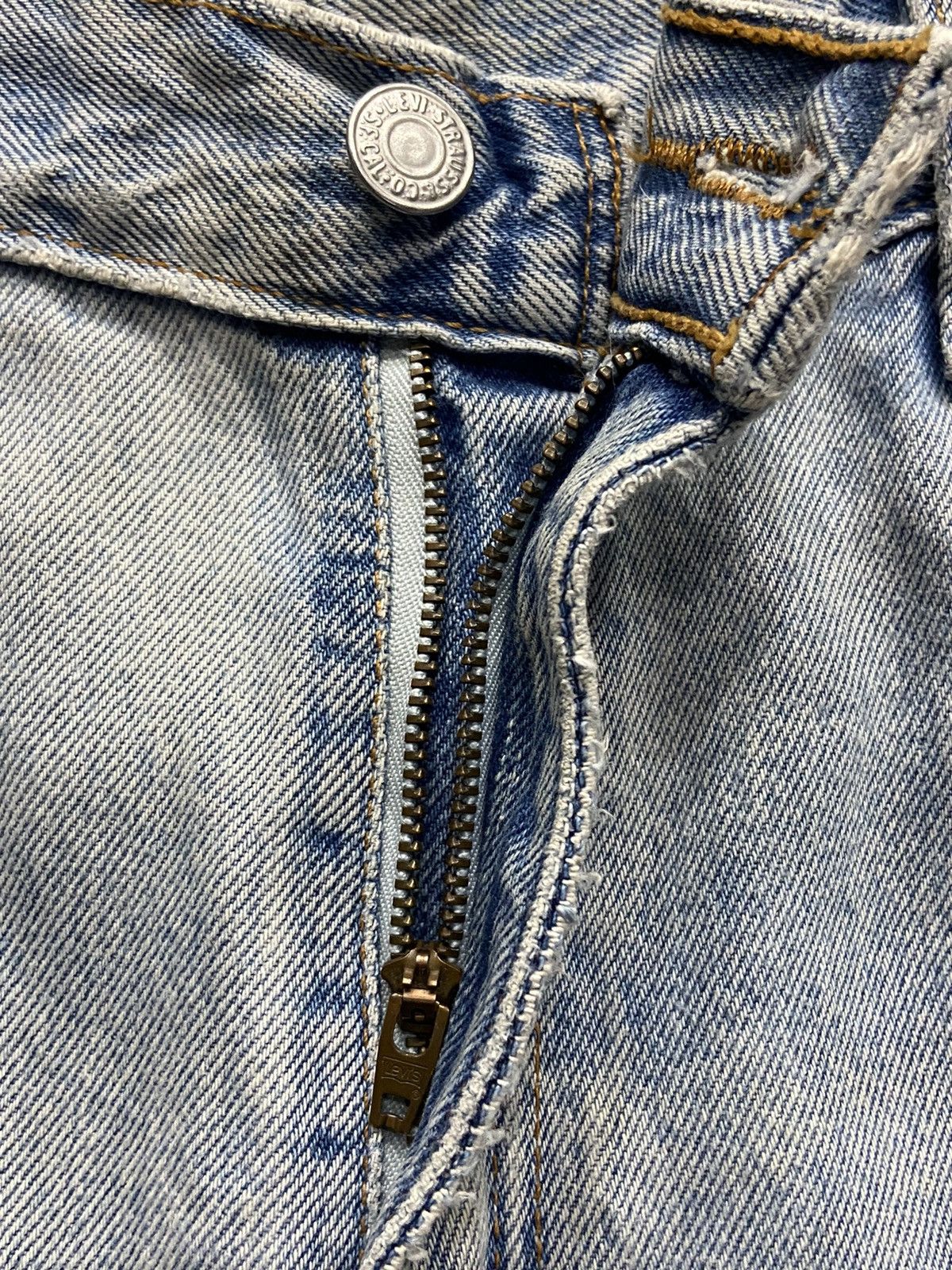 Levi's × Vintage Vintage Levi’s 550 Light Wash Relaxed Fit Tapered Leg Size US 30 / EU 46 - 20 Thumbnail