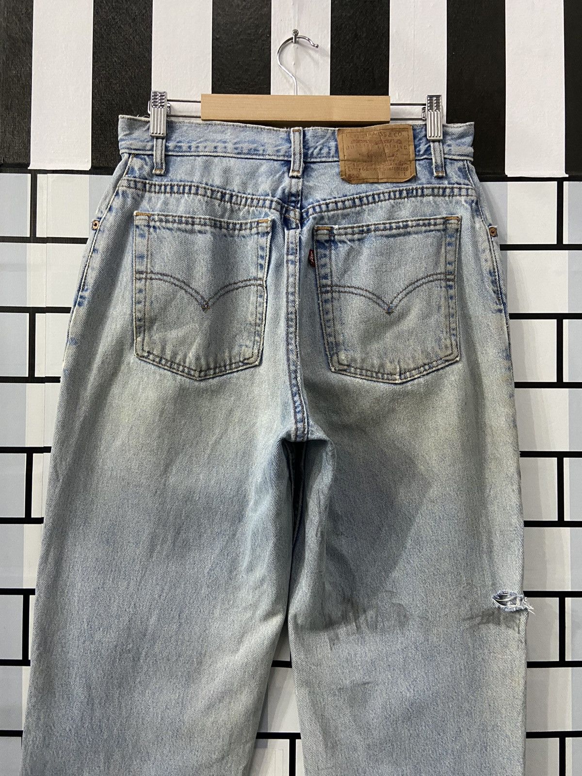 Levi's × Vintage Vintage Levi’s 550 Light Wash Relaxed Fit Tapered Leg Size US 30 / EU 46 - 12 Thumbnail