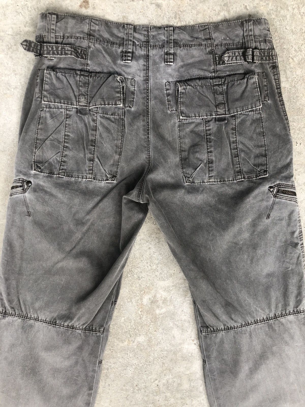 Uniqlo uniqlo cargo pants tactical multipocket bondage distressed Size US 33 - 8 Thumbnail