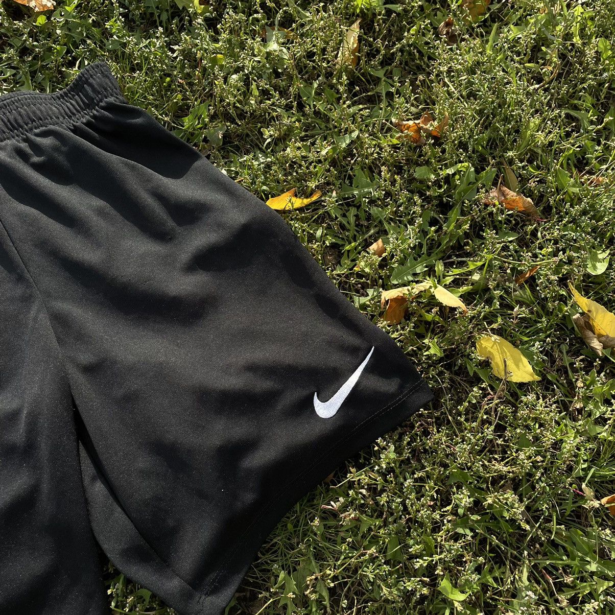 Vintage Vintage 90s Nike Baggy Shorts Skate Grunge Black Faded 30 Size US 30 / EU 46 - 2 Thumbnail