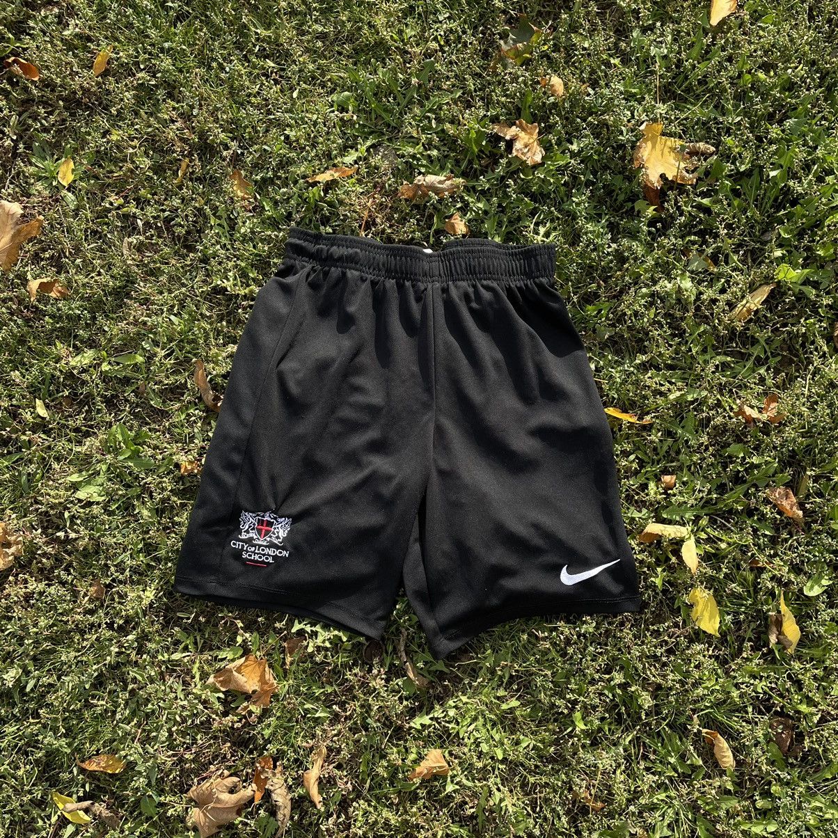 Vintage Vintage 90s Nike Baggy Shorts Skate Grunge Black Faded 30 Size US 30 / EU 46 - 1 Thumbnail