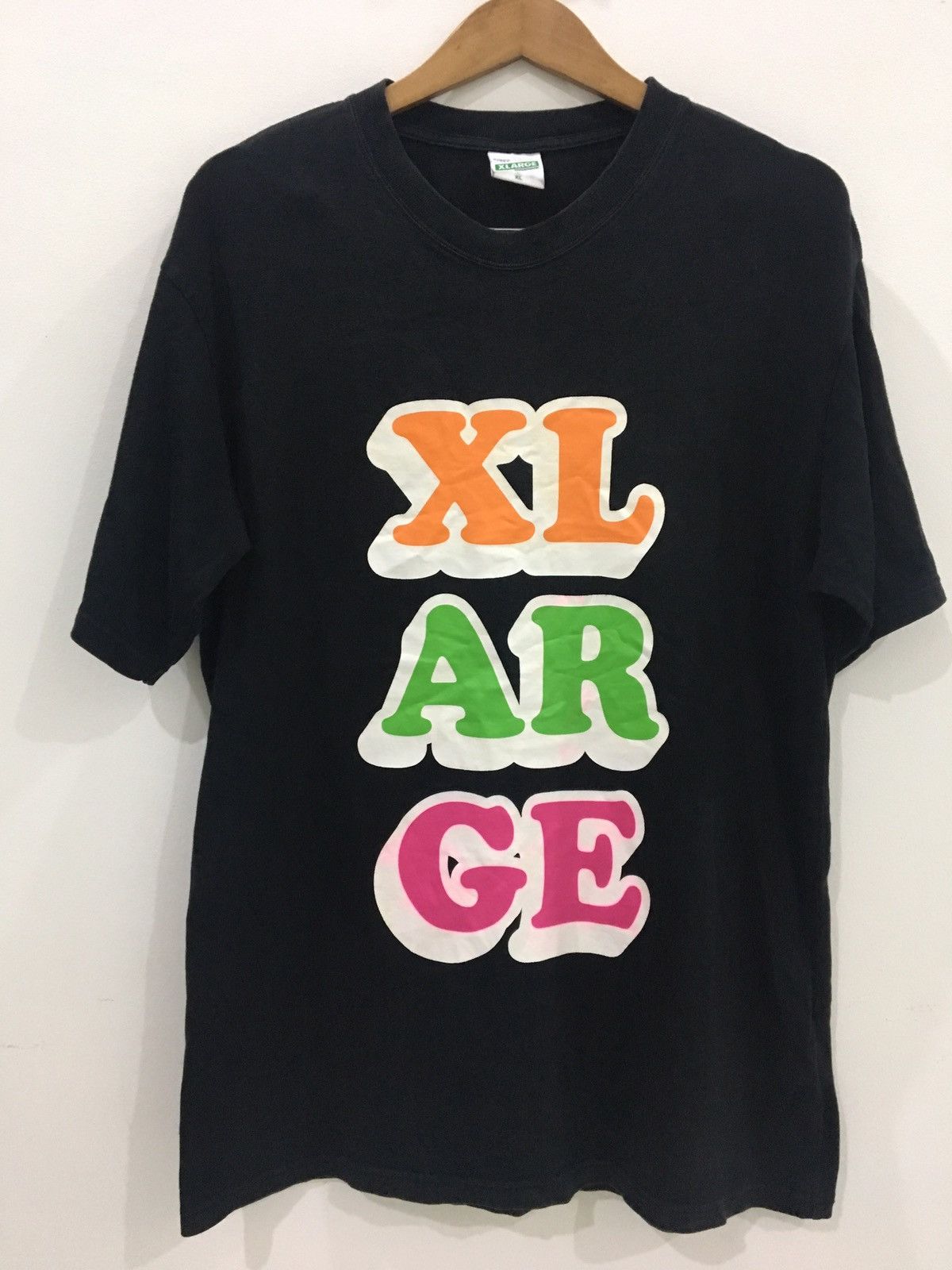 X-LARGE - BIG SPELLOUT X-LARGE VIBRANT COLOUR PRINTED TEE