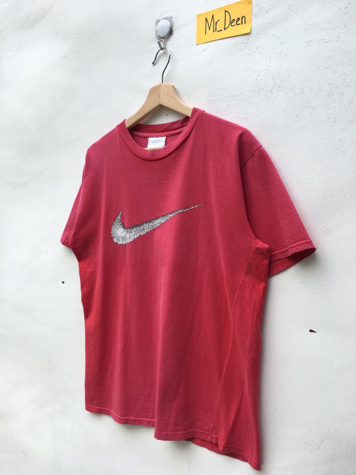 Nike Vintage Nike Swoosh Logo Center Print Tshirt Size US S / EU 44-46 / 1 - 4 Thumbnail