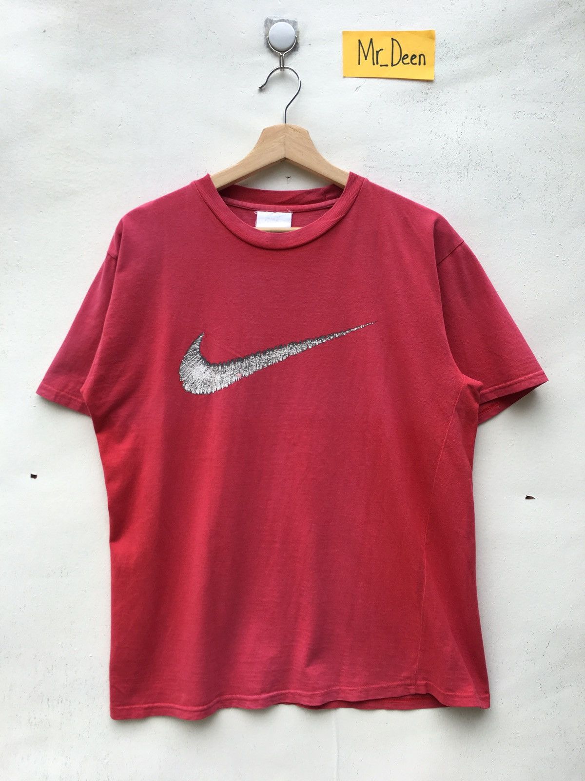 Nike Vintage Nike Swoosh Logo Center Print Tshirt Size US S / EU 44-46 / 1 - 5 Thumbnail