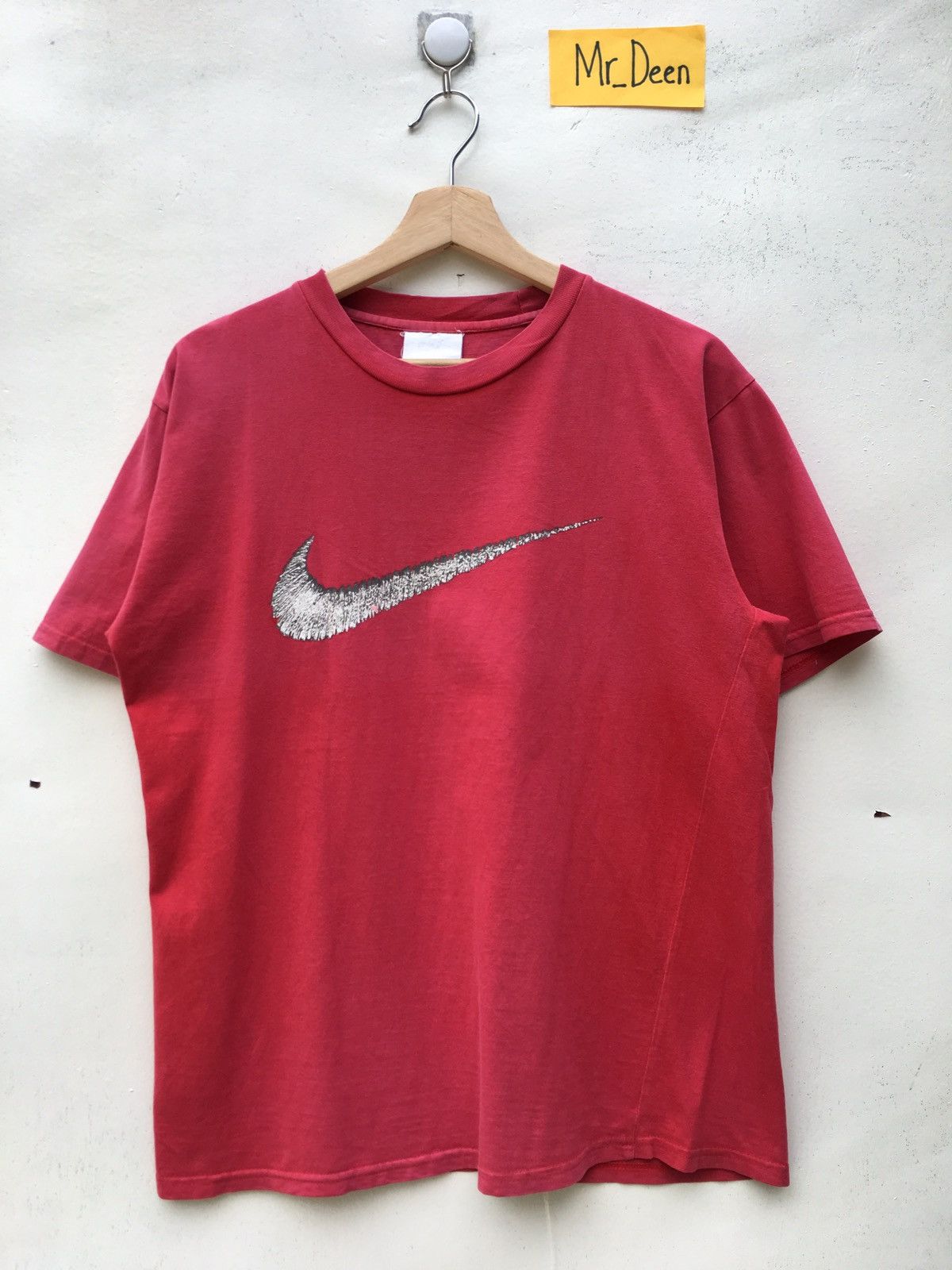 Nike Vintage Nike Swoosh Logo Center Print Tshirt Size US S / EU 44-46 / 1 - 2 Thumbnail