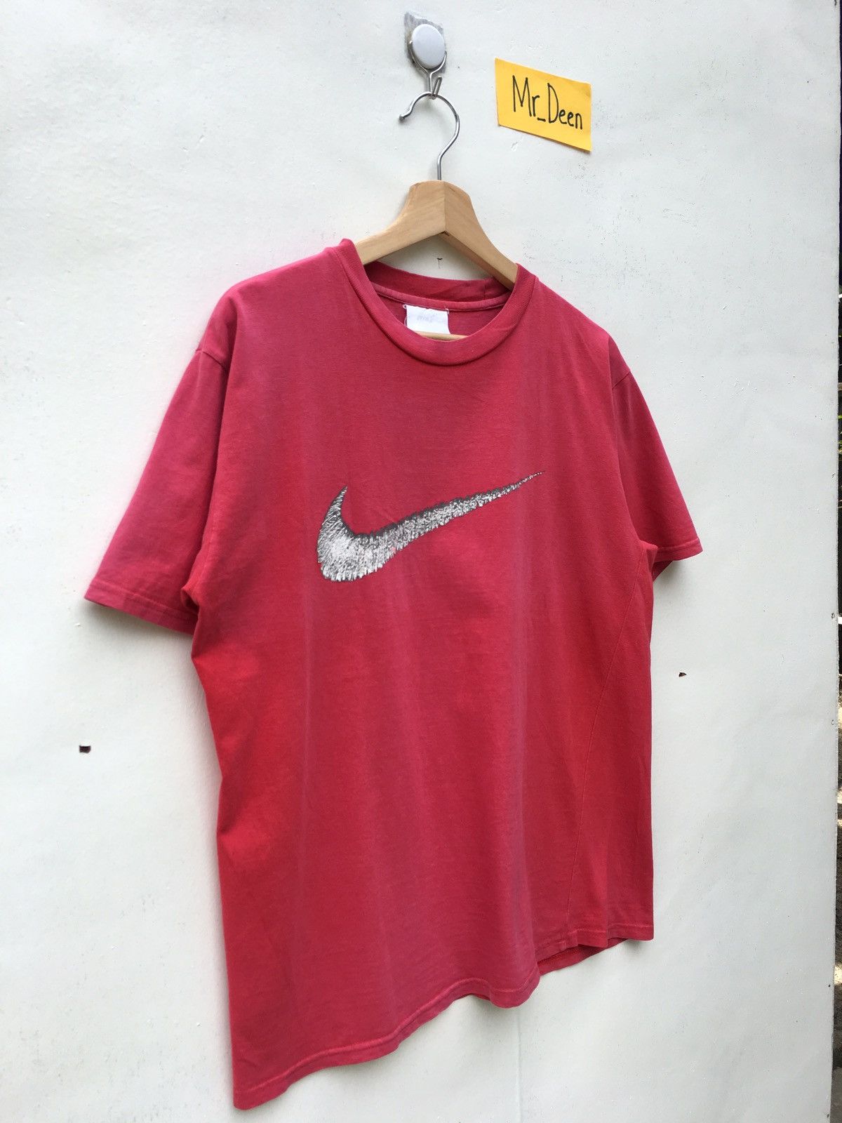 Nike Vintage Nike Swoosh Logo Center Print Tshirt Size US S / EU 44-46 / 1 - 3 Thumbnail