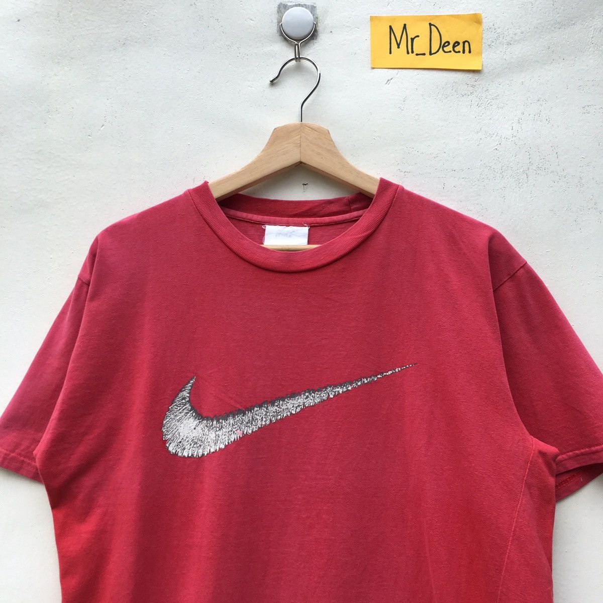 Nike Vintage Nike Swoosh Logo Center Print Tshirt Size US S / EU 44-46 / 1 - 6 Thumbnail