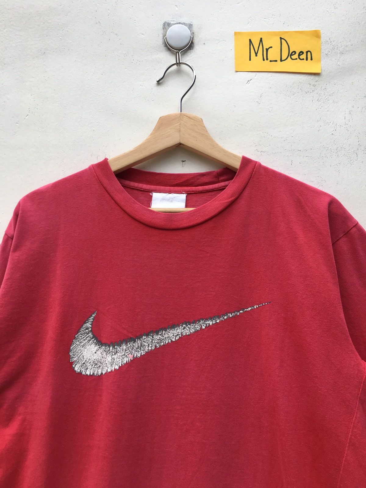 Nike Vintage Nike Swoosh Logo Center Print Tshirt Size US S / EU 44-46 / 1 - 1 Thumbnail