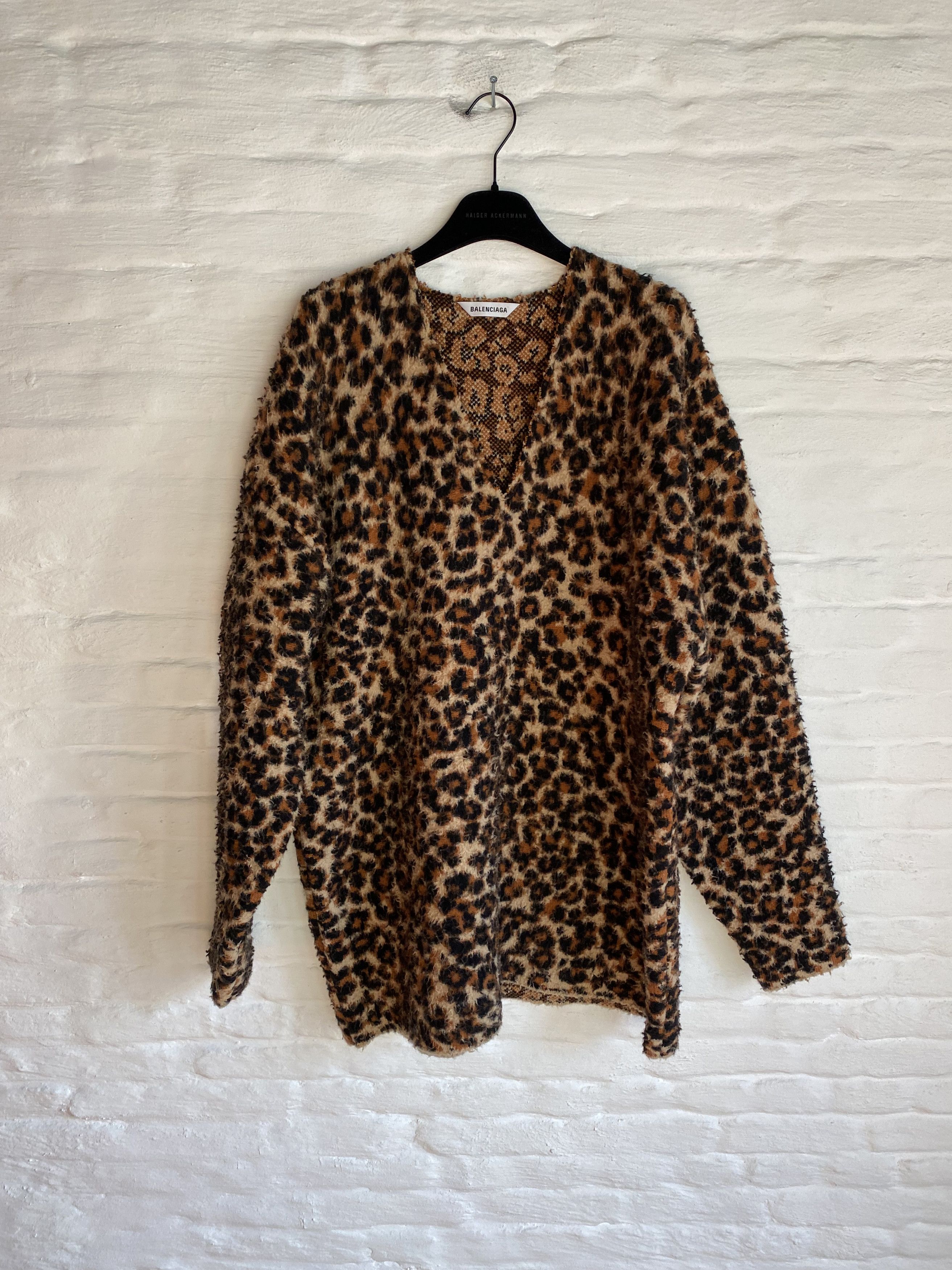 Balenciaga 1600£ BALENCIAGA LEOPARD V-NECK SWEATER Size US L / EU 52-54 / 3 - 1 Thumbnail