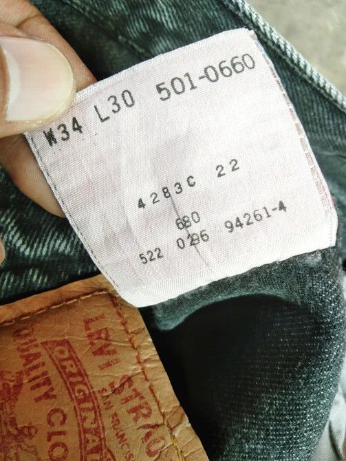 Levi's 90s Vintage Levi's 501 Made In USA Distressed Jeans 33x30 Size US 33 - 14 Thumbnail