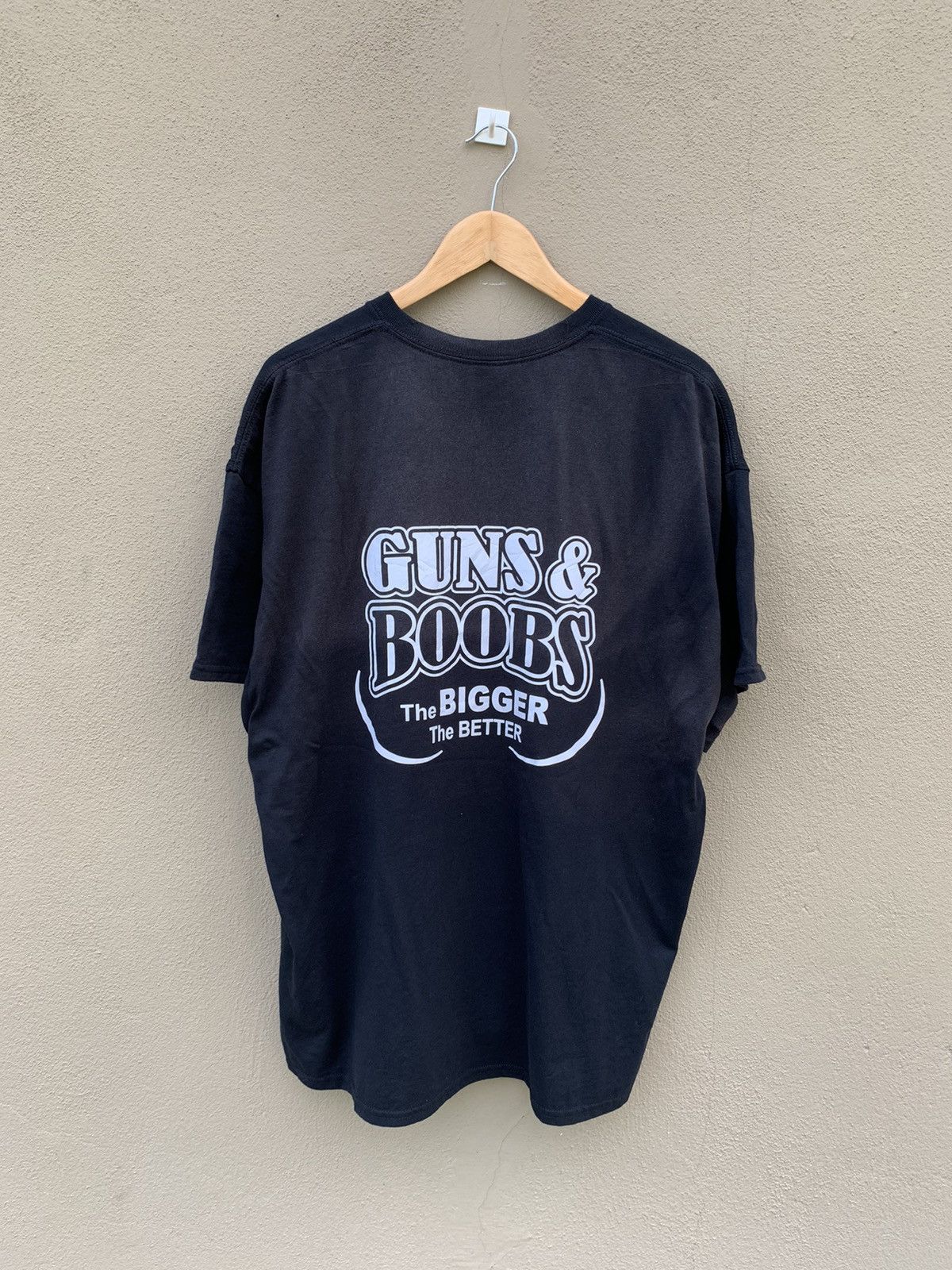 Vintage Thrashed Faded Guns and Boobs The Bigger The Better tee Size US XXL / EU 58 / 5 - 2 Thumbnail