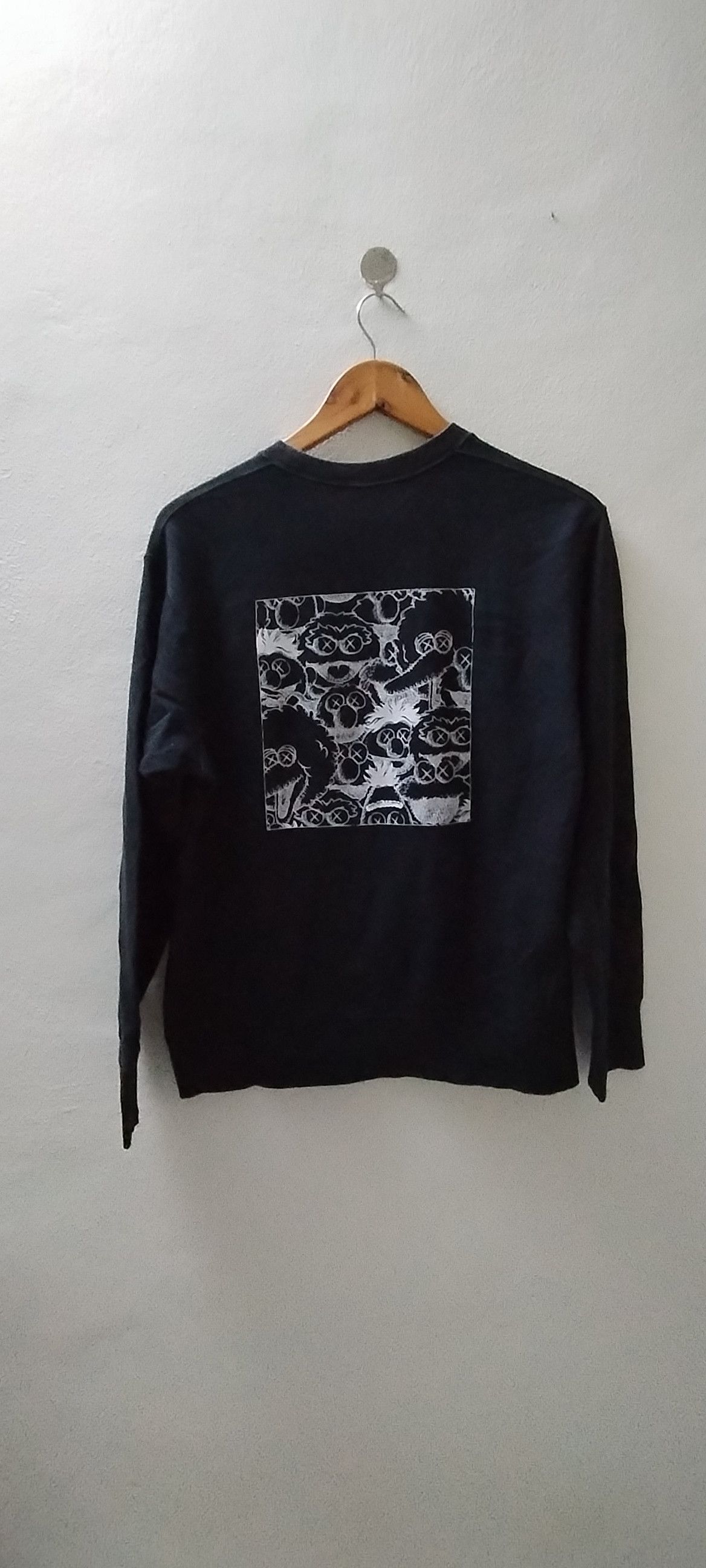 Kaws Uniqlo Kaws Crewneck Size US M / EU 48-50 / 2 - 2 Thumbnail