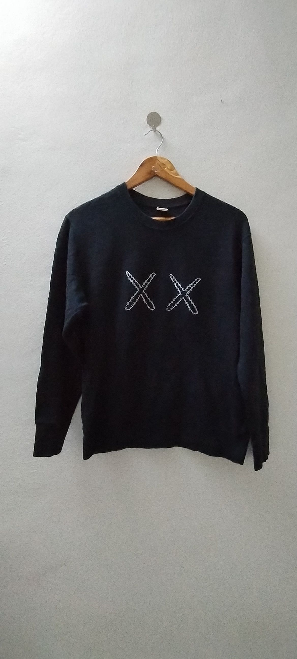 Kaws Uniqlo Kaws Crewneck Size US M / EU 48-50 / 2 - 1 Thumbnail