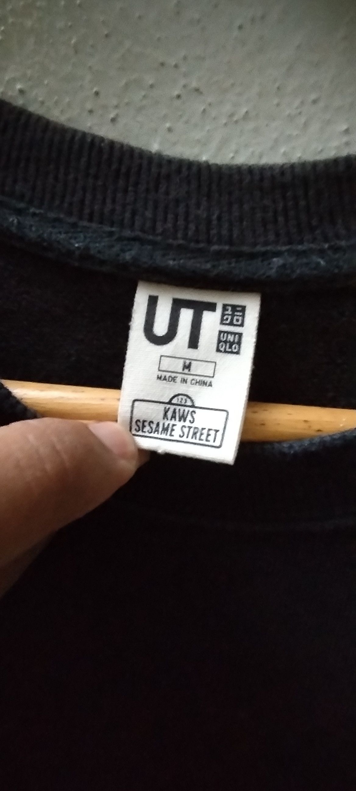 Kaws Uniqlo Kaws Crewneck Size US M / EU 48-50 / 2 - 4 Thumbnail