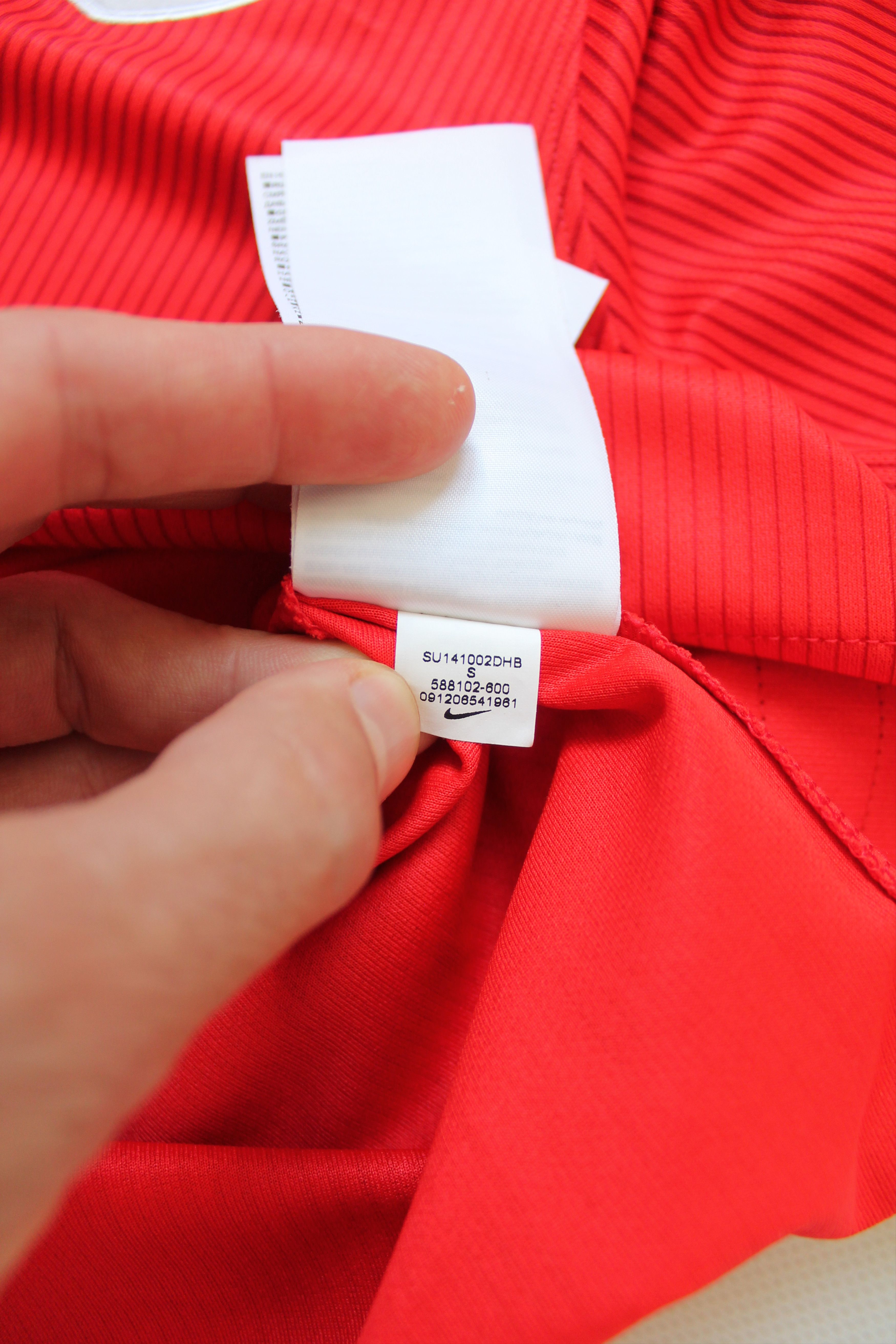 Nike 2014 England National Team World Cup Soccer away Jersey Size US S / EU 44-46 / 1 - 10 Thumbnail
