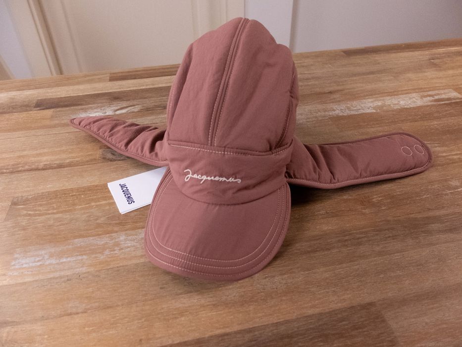 Jacquemus JACQUEMUS dusty rose La Cagoule padded aviator style cap