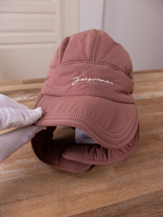 Jacquemus JACQUEMUS dusty rose La Cagoule padded aviator style cap