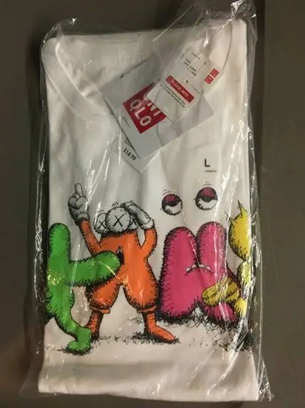 Kaws × Uniqlo Uniqlo X Kaws Logo Letters Tee Graffiti 2016 Size Large Size US L / EU 52-54 / 3 - 1 Thumbnail