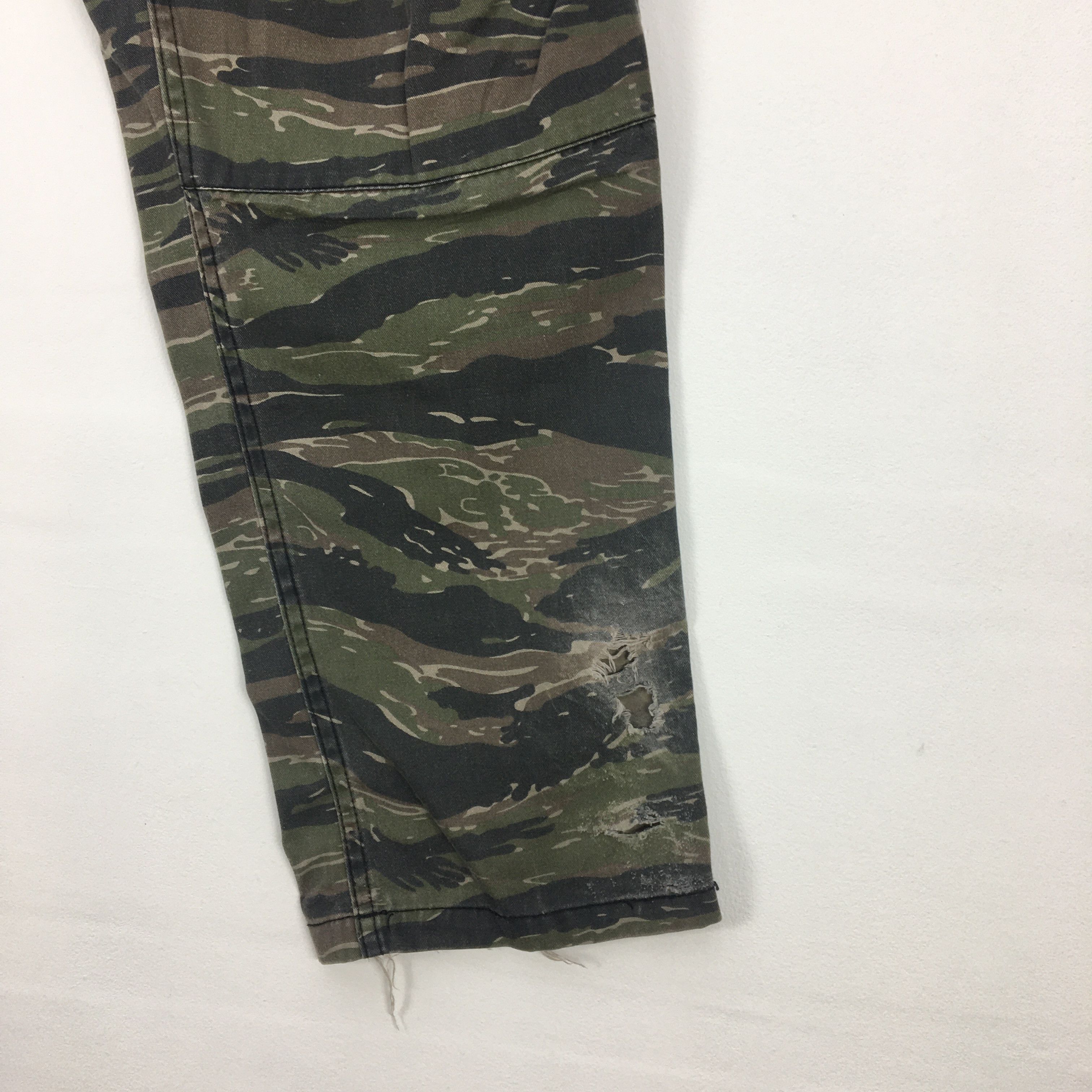Japanese Brand × Vintage Japanese Military Cargo Pants Camouflage Tiger Stripe Size US 30 / EU 46 - 10 Thumbnail