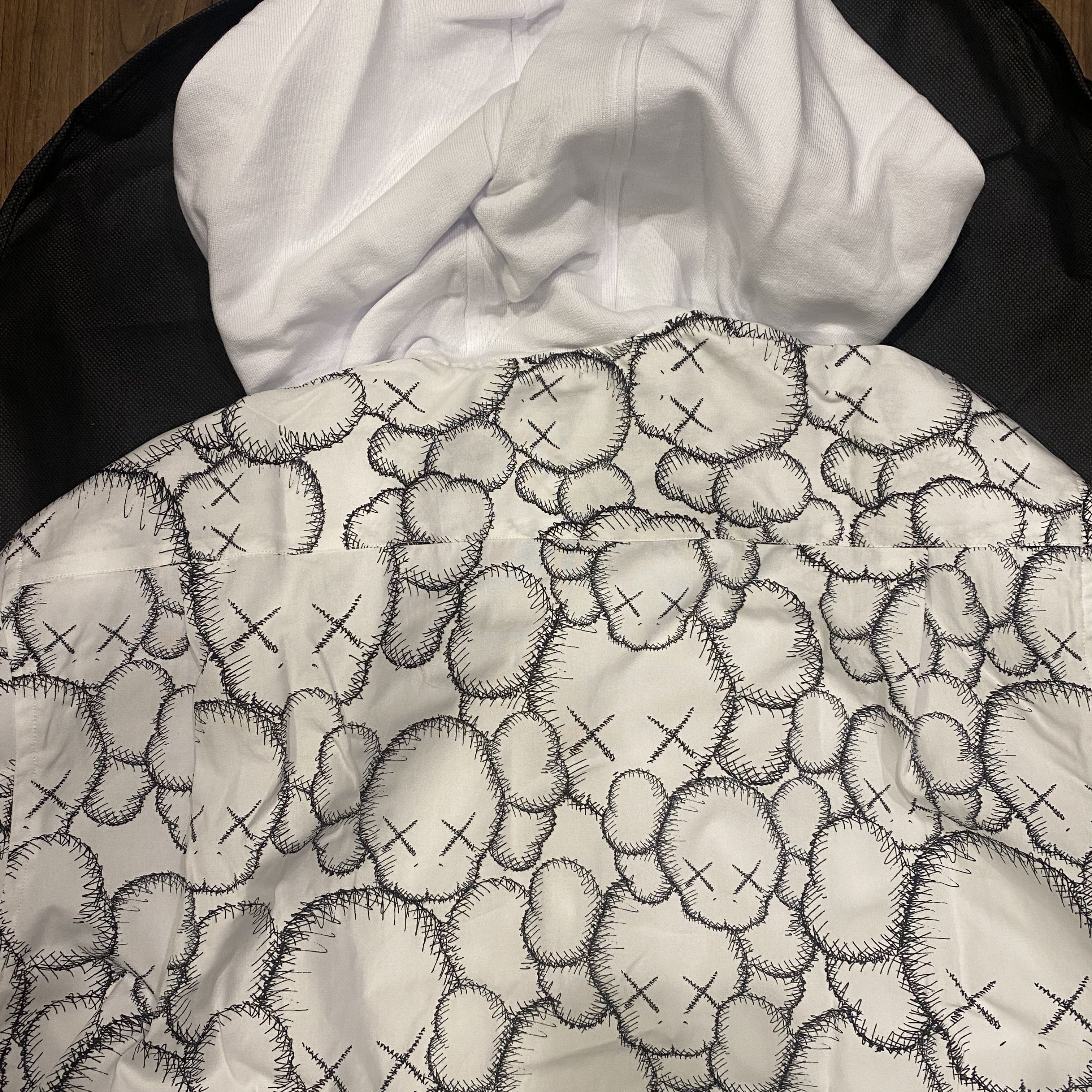 Comme des Garcons SHIRT × Kaws Original $800 Size US S / EU 44-46 / 1 - 12 Thumbnail