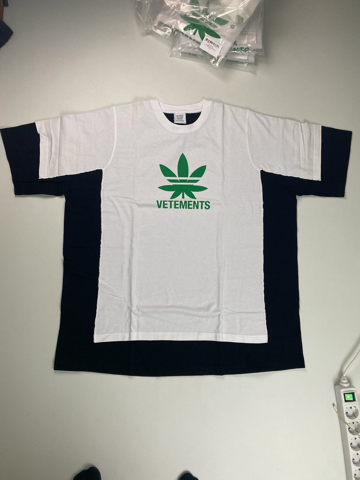 Vetements *RARE* Vetements Weed Drug Tshirt Sz.L Size US L / EU 52-54 / 3 - 1 Thumbnail