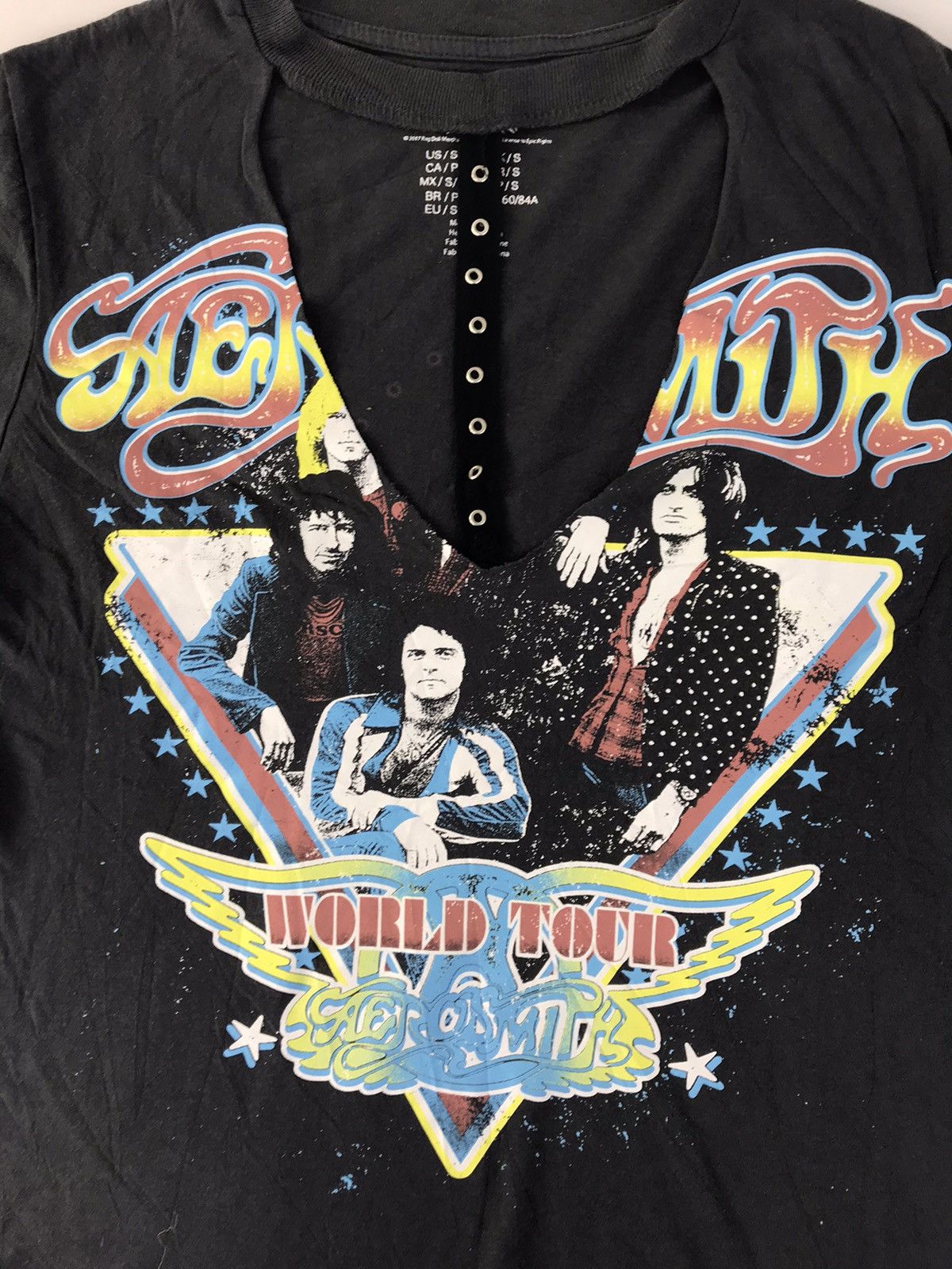 Aerosmith × Vintage Aerosmith World Tour 2017 Big Logo Printed Tee Tears Neck Size S / US 4 / IT 40 - 3 Thumbnail