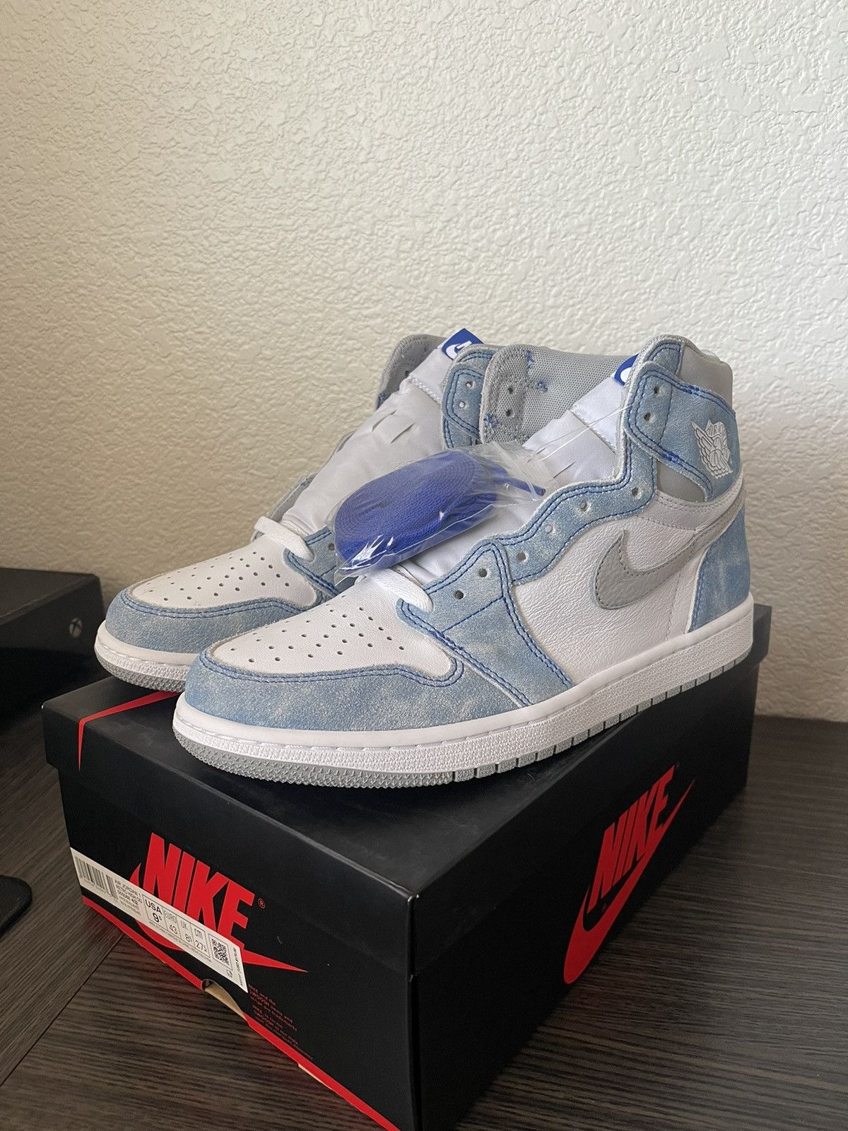 Jordan Brand × Nike Jordan 1 hyper royal Size US 9.5 / EU 42-43 - 1 Thumbnail