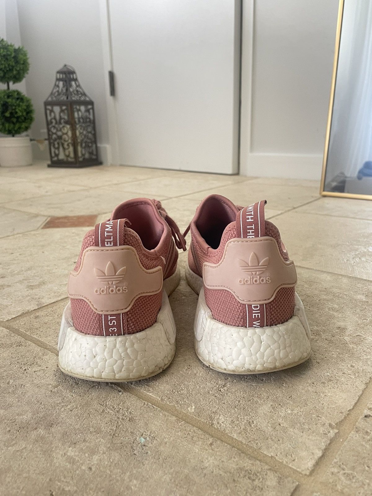 Nmd r1 vapor pink outlet