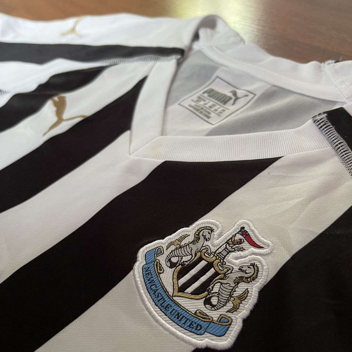 Puma NEWCASTLE PUMA 2018/2019 FOOTBALL SOCCER HOME WOMENS JERSEY Size S / US 4 / IT 40 - 4 Thumbnail