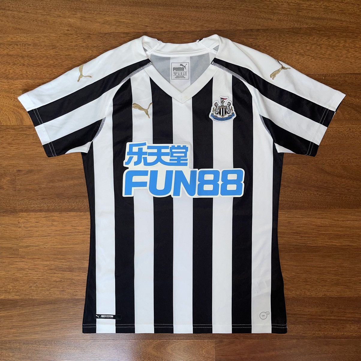 Puma NEWCASTLE PUMA 2018/2019 FOOTBALL SOCCER HOME WOMENS JERSEY Size S / US 4 / IT 40 - 1 Thumbnail