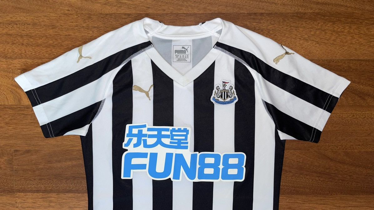 Puma NEWCASTLE PUMA 2018/2019 FOOTBALL SOCCER HOME WOMENS JERSEY Size S / US 4 / IT 40 - 2 Thumbnail