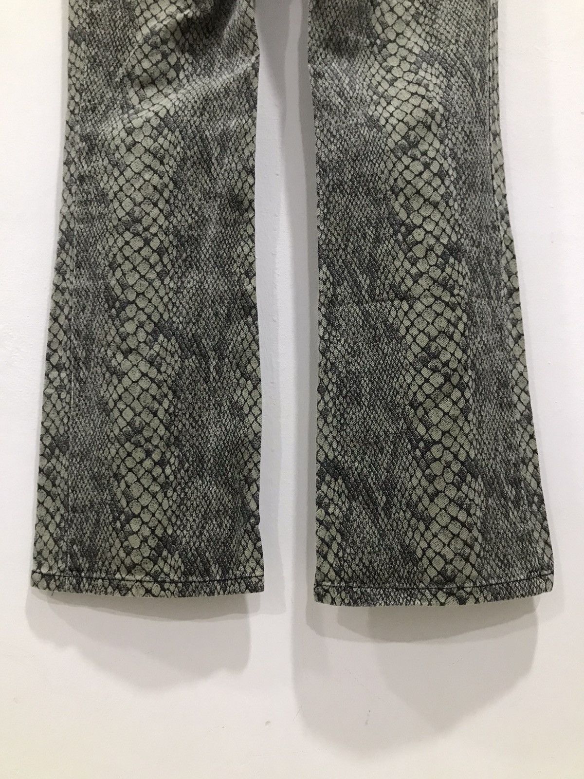 XOXO Xoxo snakes skin denim bootcut jeans Size US 28 / EU 44 - 13 Thumbnail