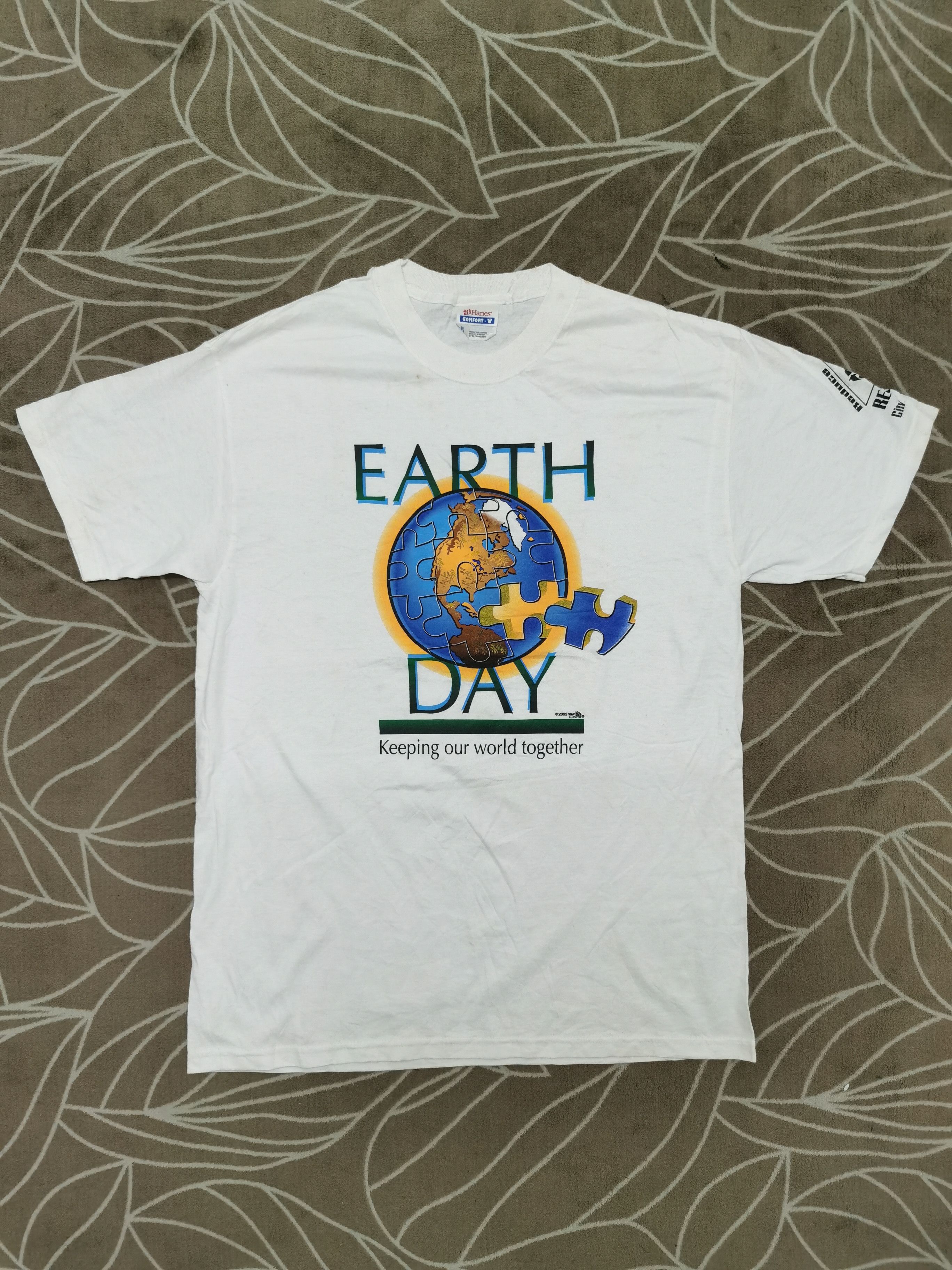 Hanes × Vintage Vintage 2002 Earth Day Keeping Our World Together Size US M / EU 48-50 / 2 - 1 Thumbnail