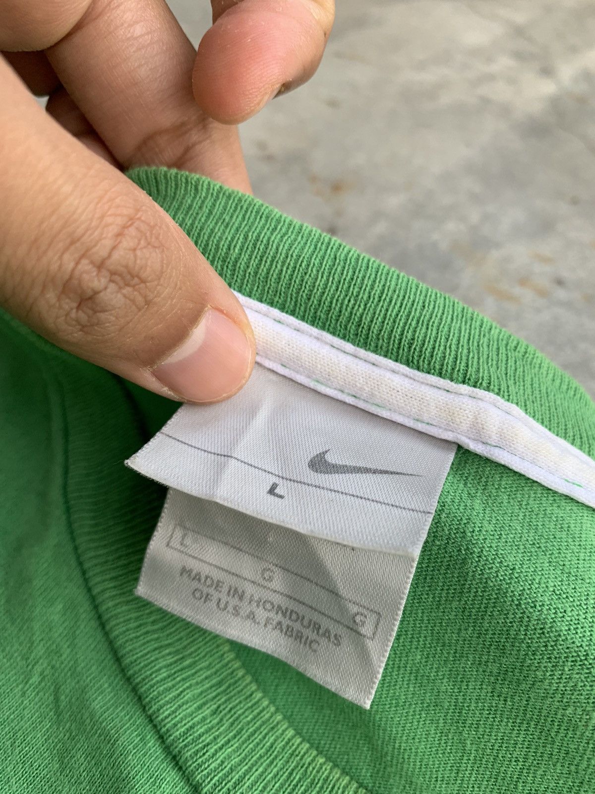 Nike Vintage Nike Small Embroided Swoosh Logo Tshirt Size US XL / EU 56 / 4 - 4 Thumbnail