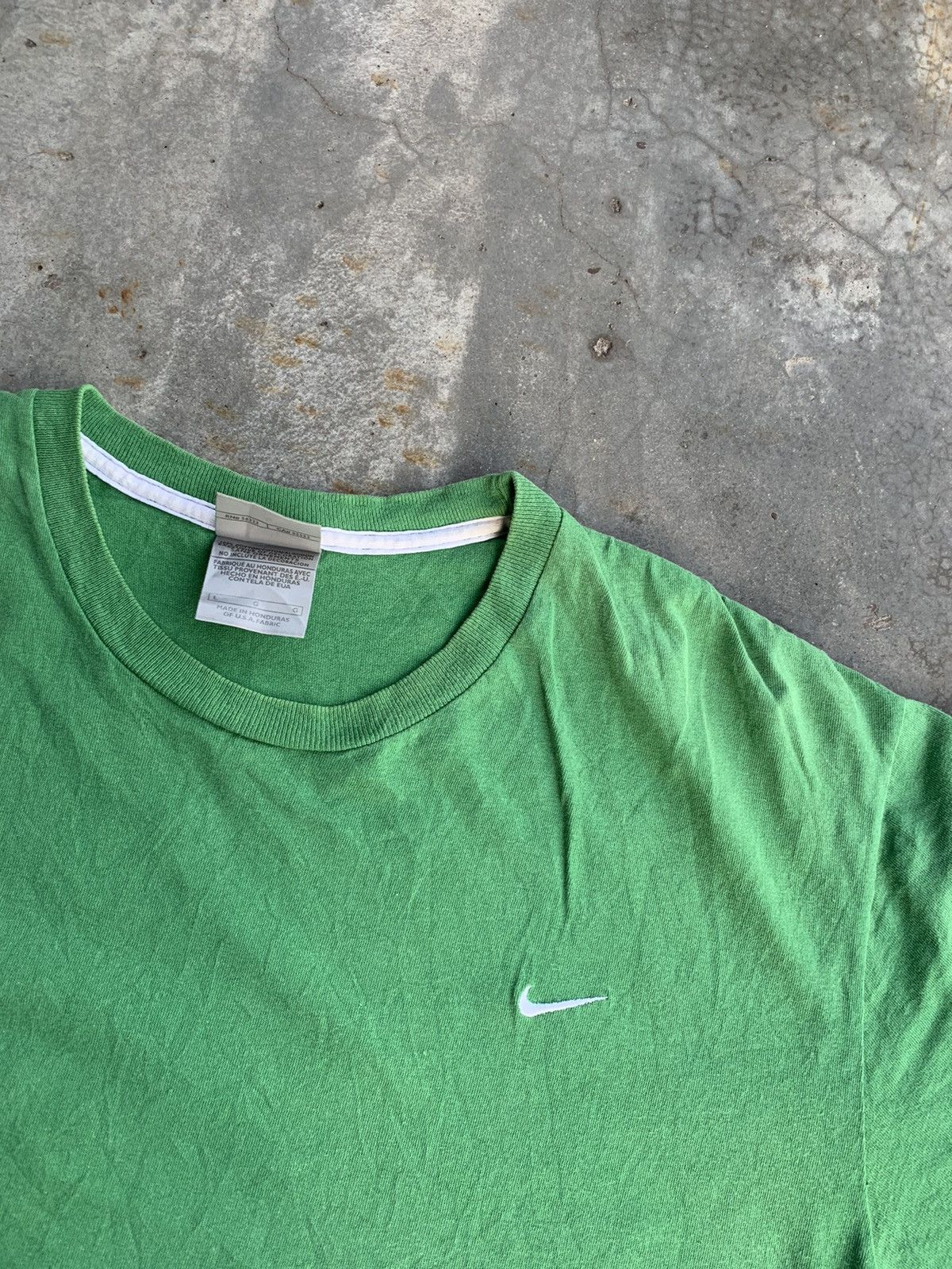 Nike Vintage Nike Small Embroided Swoosh Logo Tshirt Size US XL / EU 56 / 4 - 2 Thumbnail
