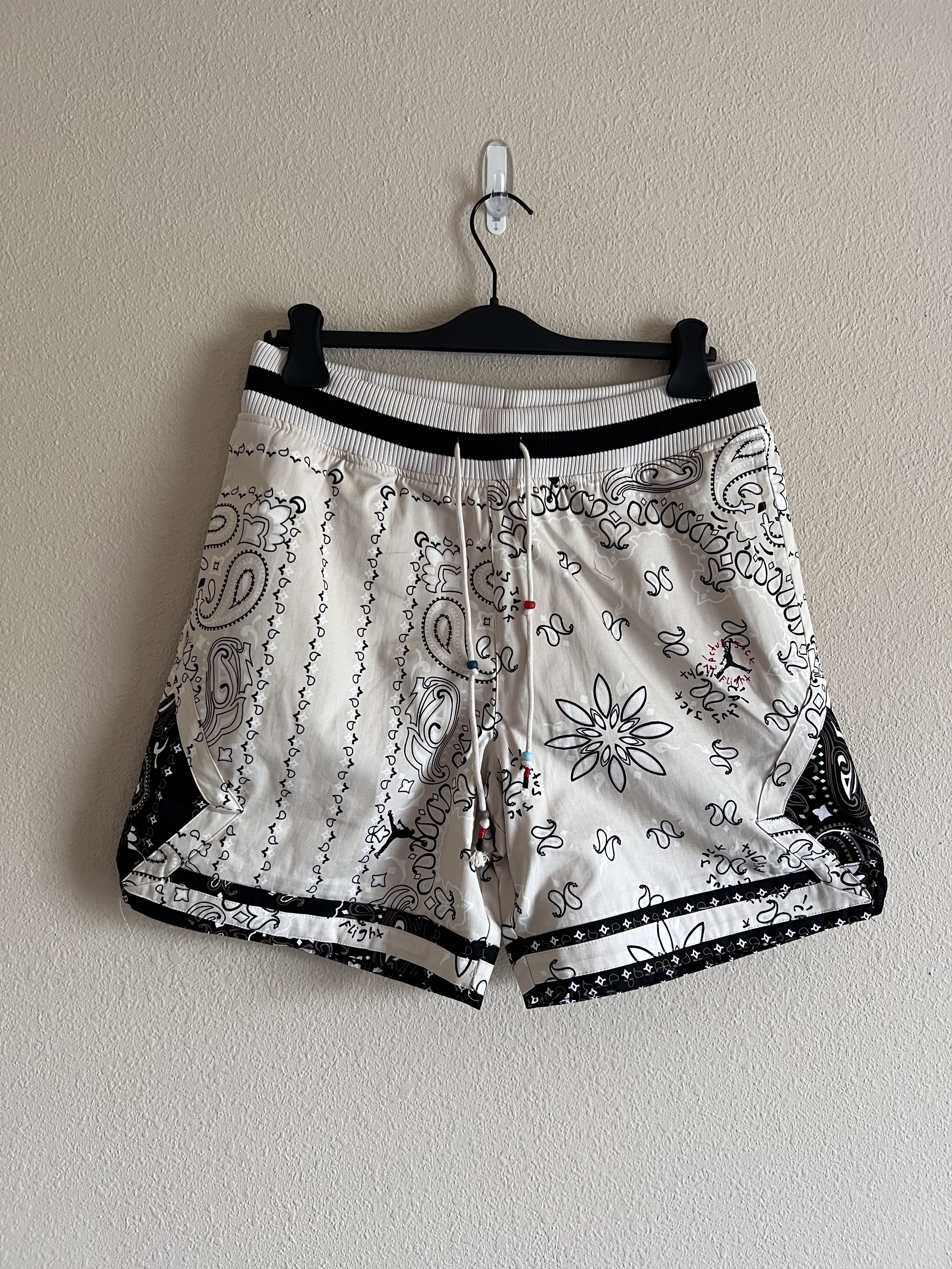 Jordan Brand × Travis Scott Jordan Travis Scott Paisley Shorts in White Size US 36 / EU 52 - 1 Thumbnail