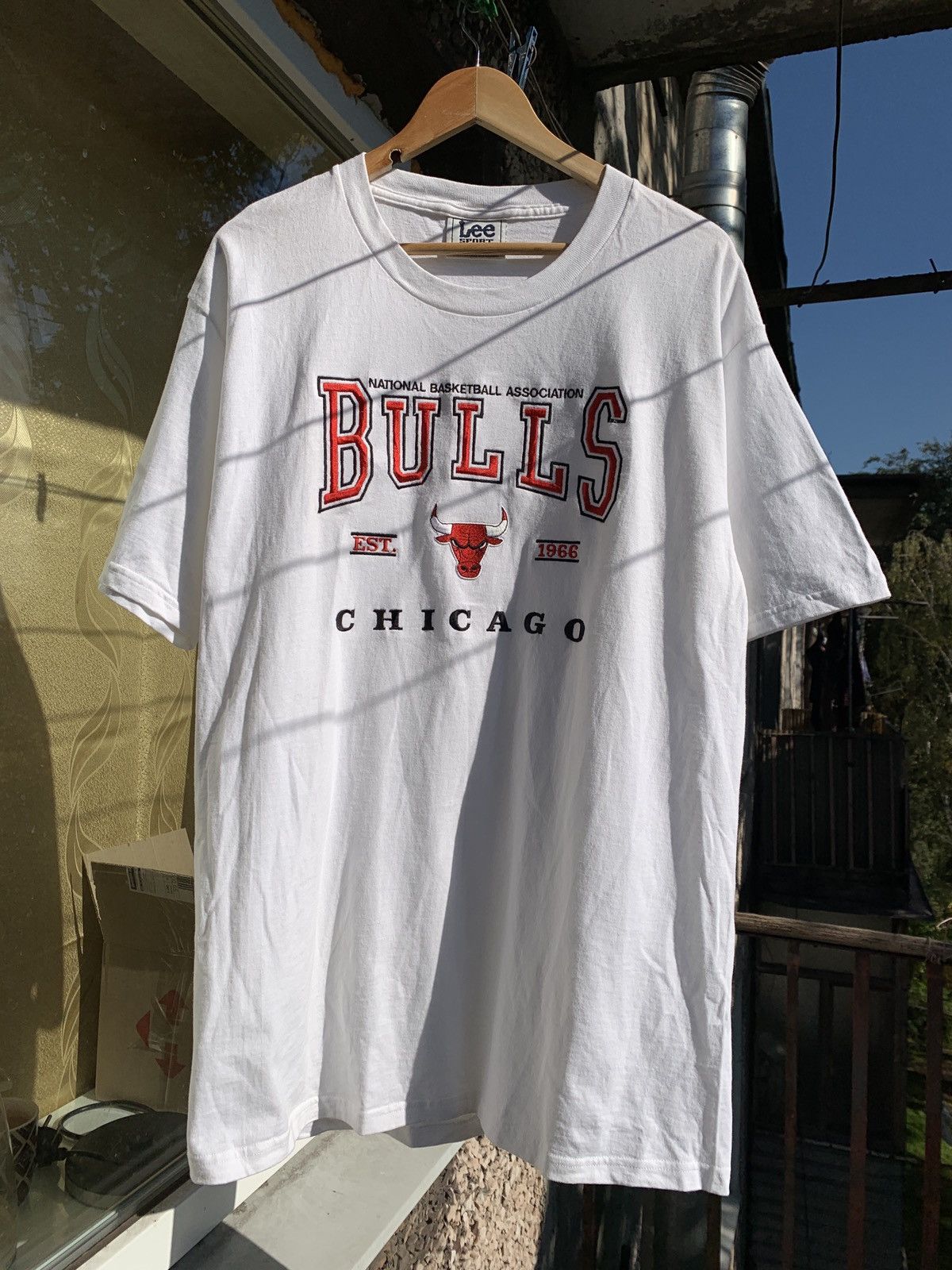 Lee 90s Vintage Lee Chicago Bulls White T-Shirt Size US L / EU 52-54 / 3 - 1 Thumbnail