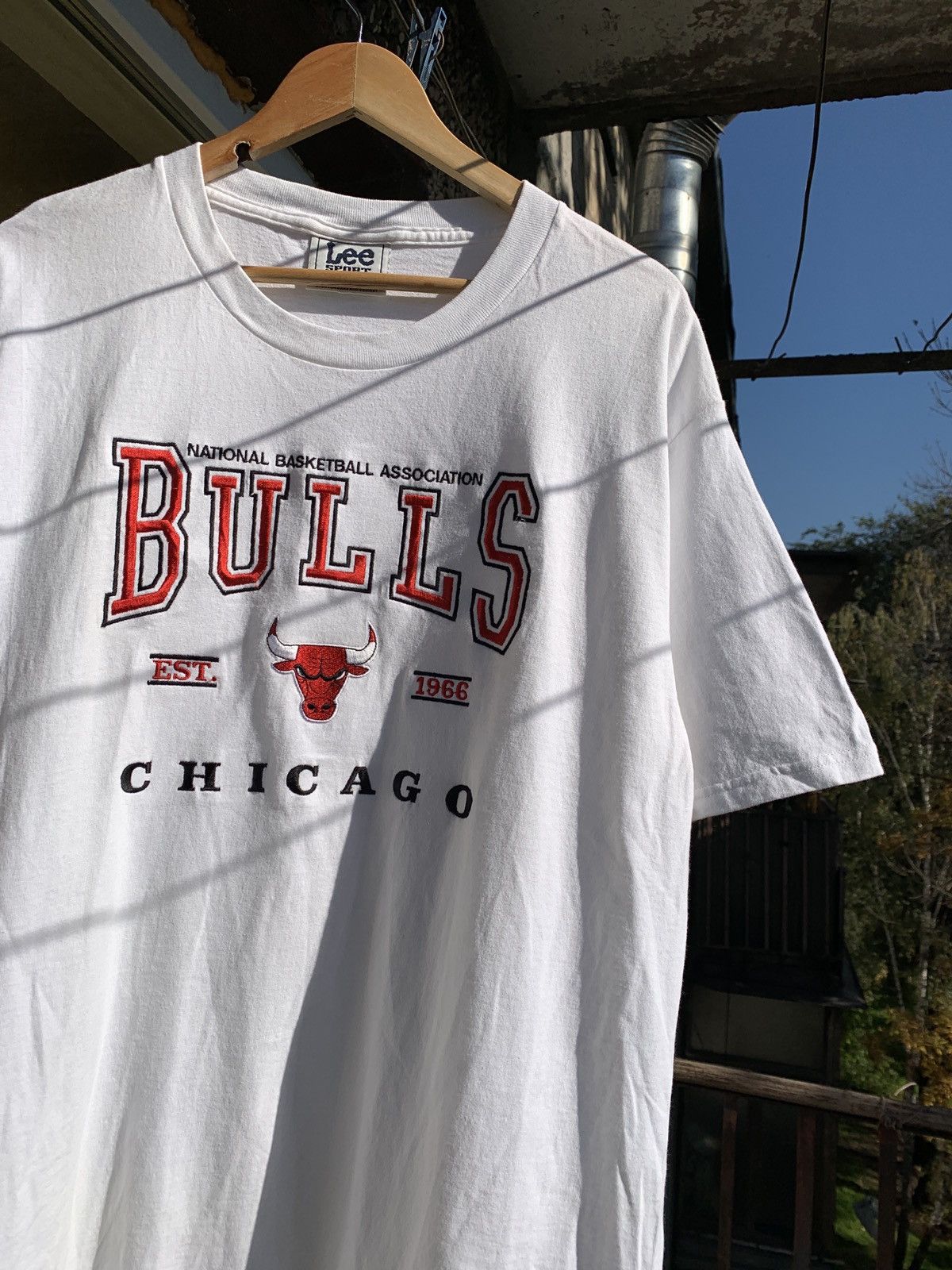 Lee 90s Vintage Lee Chicago Bulls White T-Shirt Size US L / EU 52-54 / 3 - 3 Thumbnail