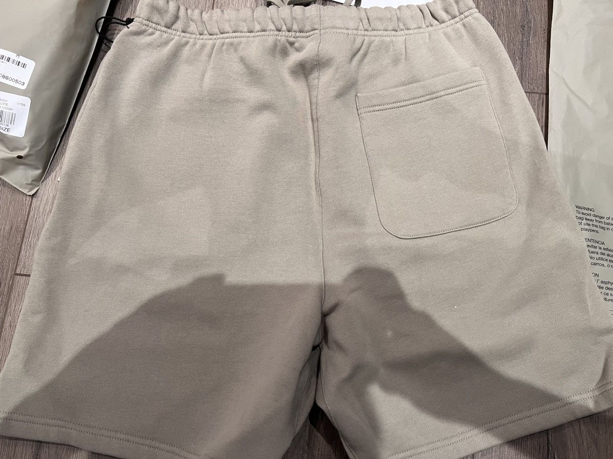Essentials × Fear of God Fear of God Essentials Moss shorts Medium Size US 32 / EU 48 - 7 Thumbnail
