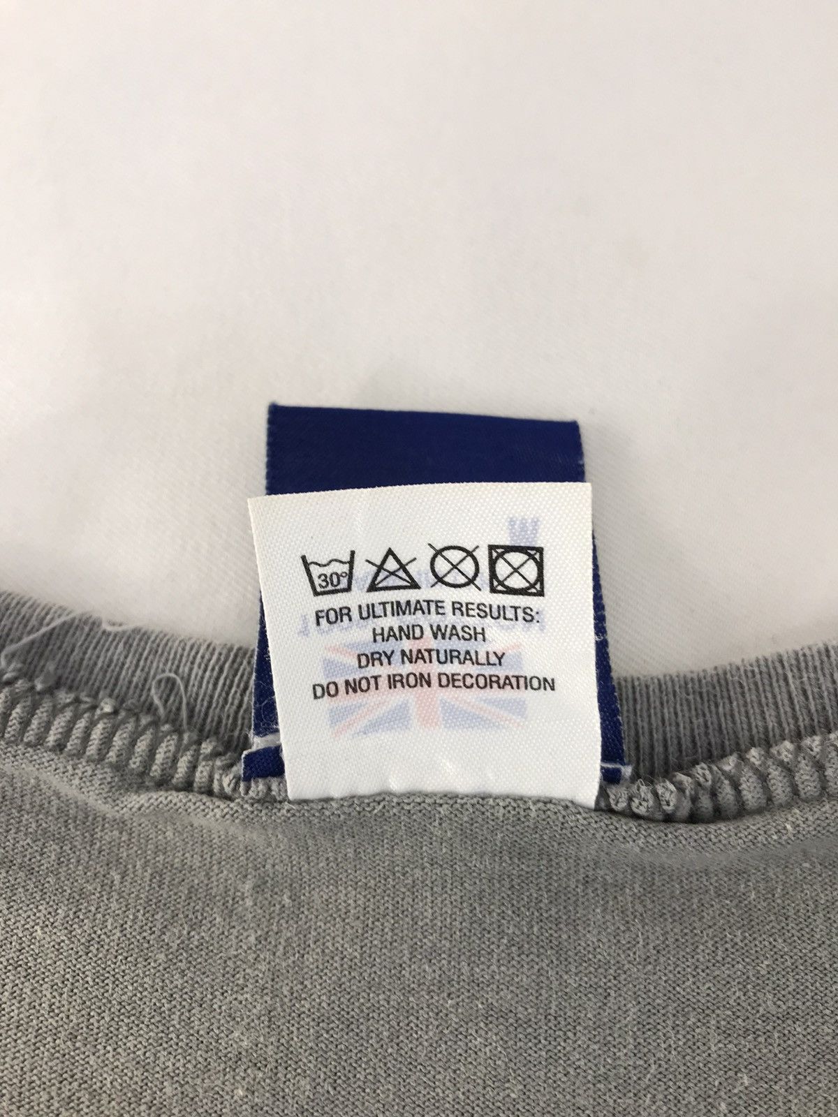 Vintage Vintage Stylorouge Made In England Picture a cigarette Tee Size US S / EU 44-46 / 1 - 7 Thumbnail