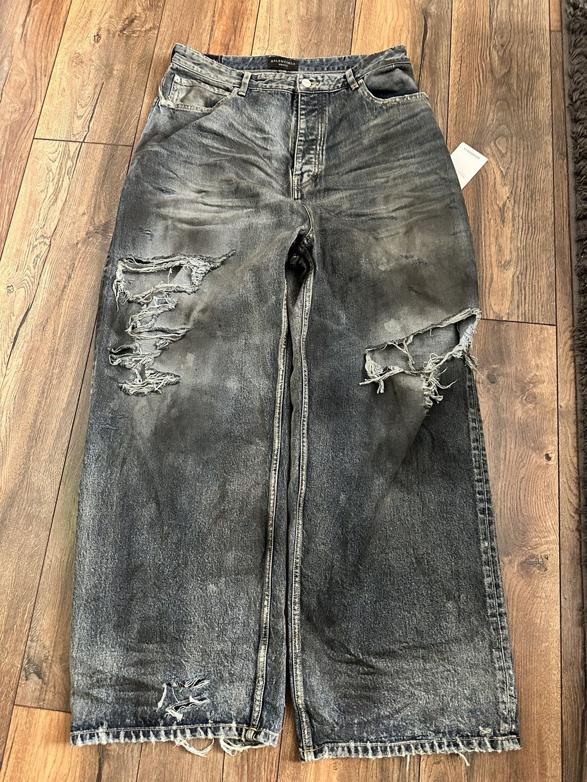 パンツ BALENCIAGA MUD DESTROYED DENIM Balenciaga Drops Super Destroyed Denim for Summer 23 | Hypebeast