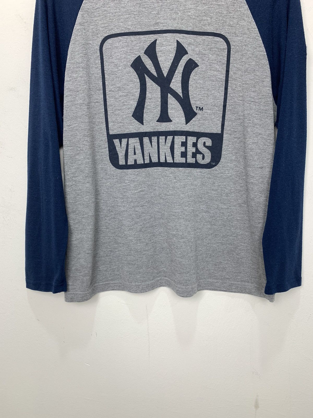 MLB × New York Yankees MLB x NEW YORK YANKEE 3Q Biglogo Graphic Thin Raglan Tshirt Size US M / EU 48-50 / 2 - 4 Thumbnail