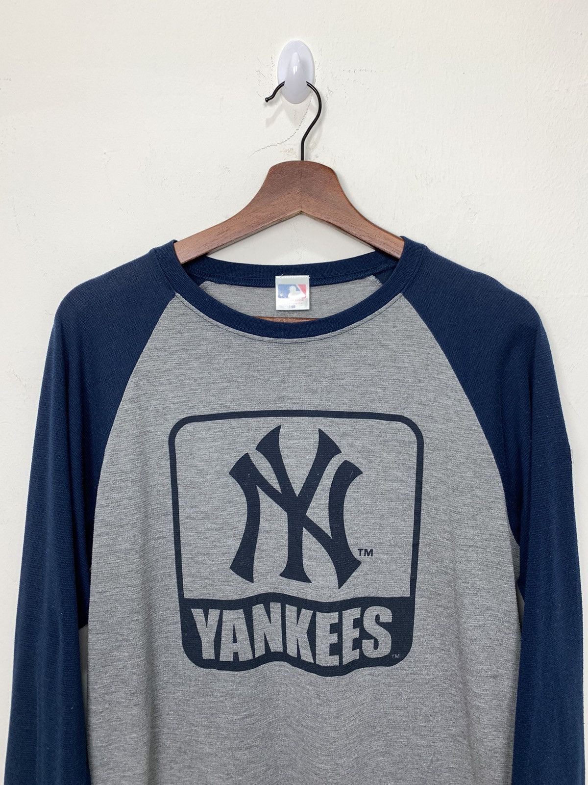MLB × New York Yankees MLB x NEW YORK YANKEE 3Q Biglogo Graphic Thin Raglan Tshirt Size US M / EU 48-50 / 2 - 3 Thumbnail