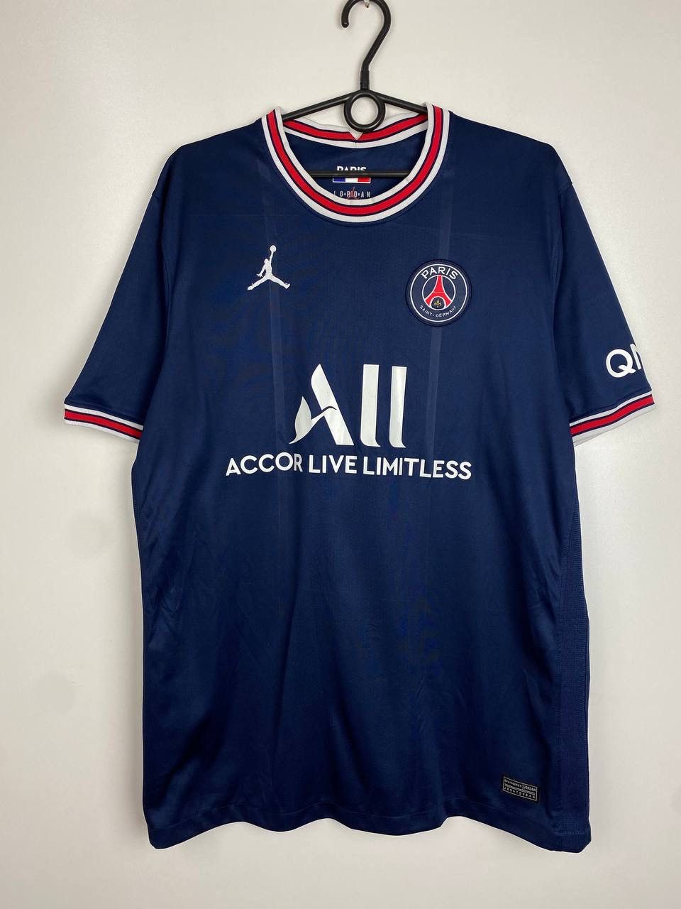 EN IMAGES. Le PSG sort un maillot vintage rouge