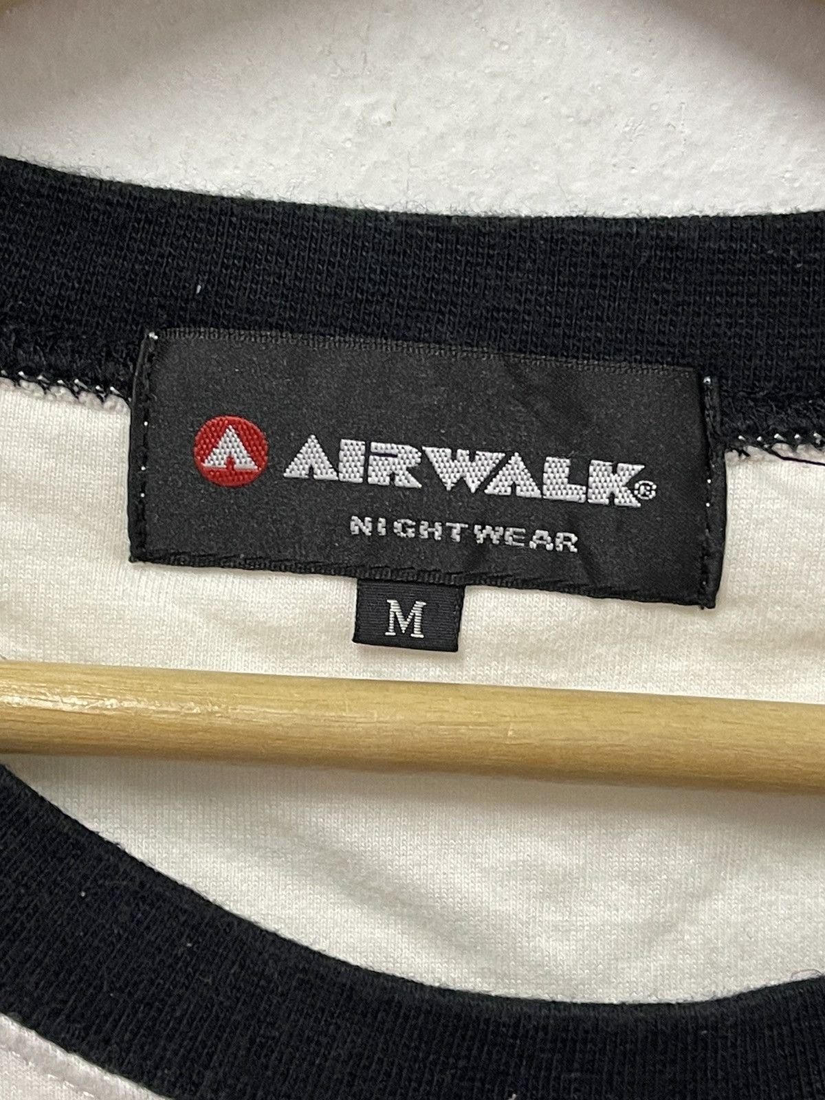 Airwalk × Japanese Brand × Vintage Vintage Air Walk Authentic Style Big Logo Tshirt Raglan Size US M / EU 48-50 / 2 - 5 Thumbnail