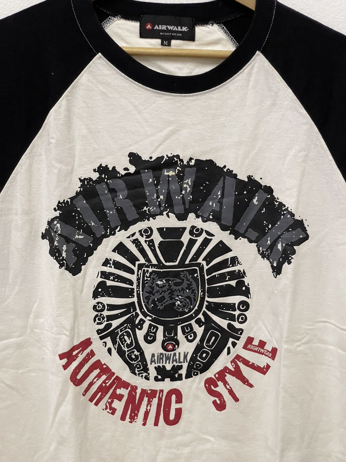 Airwalk × Japanese Brand × Vintage Vintage Air Walk Authentic Style Big Logo Tshirt Raglan Size US M / EU 48-50 / 2 - 2 Thumbnail