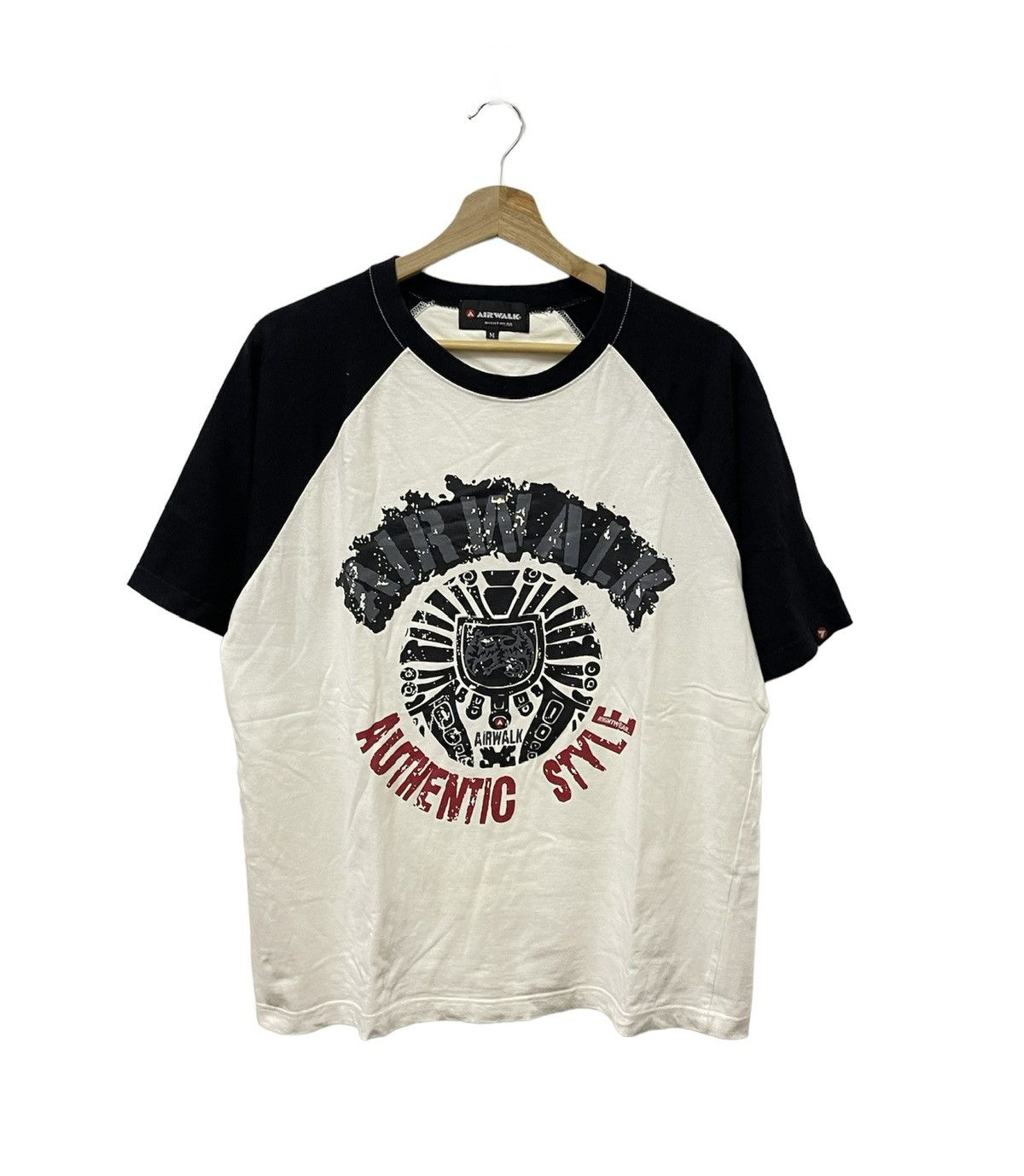 Airwalk × Japanese Brand × Vintage Vintage Air Walk Authentic Style Big Logo Tshirt Raglan Size US M / EU 48-50 / 2 - 1 Thumbnail