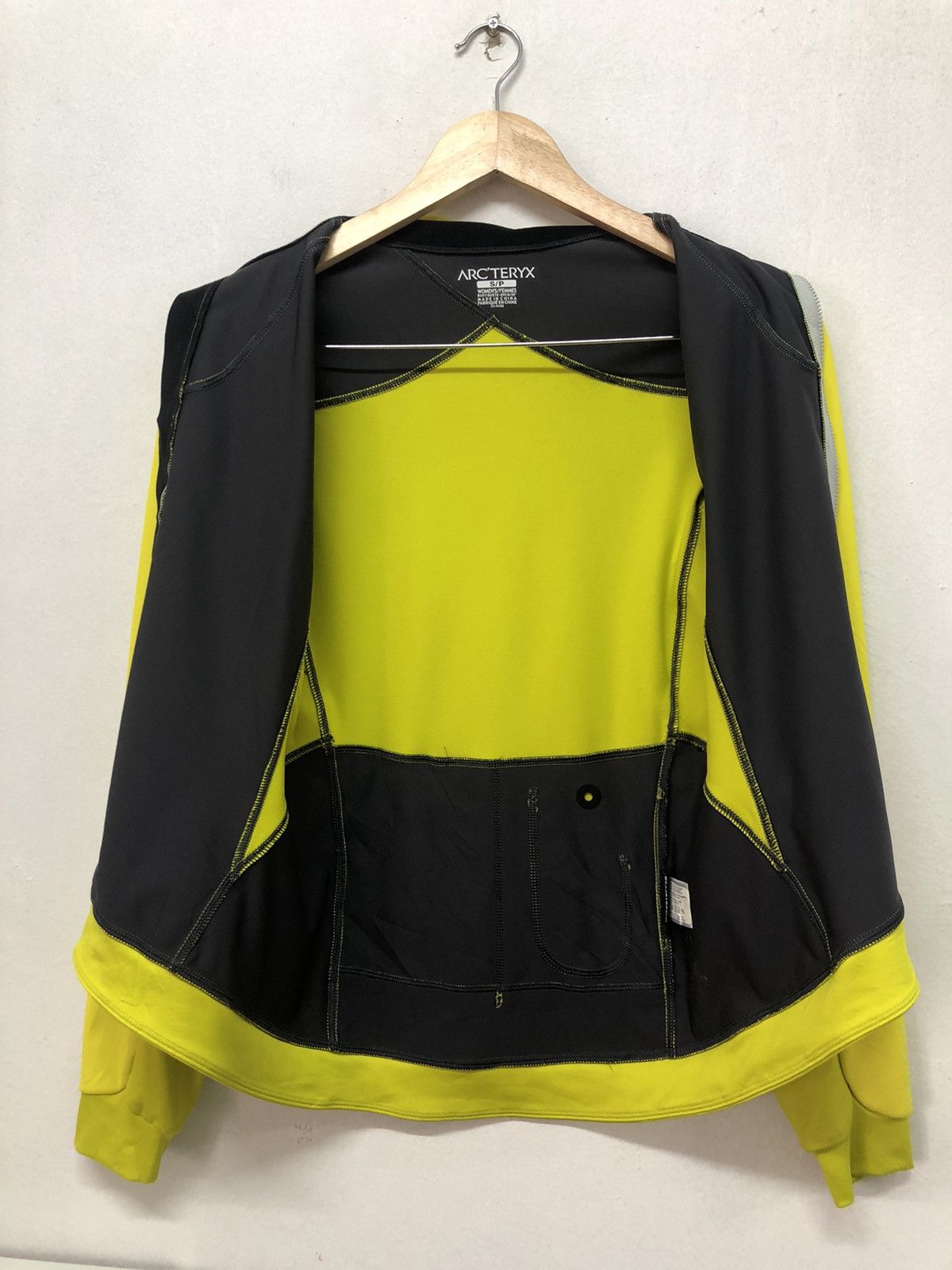 Arc'teryx 🦎Arc'Teryx Yellow Windstopper Jackets Women Size S / US 4 / IT 40 - 16 Thumbnail