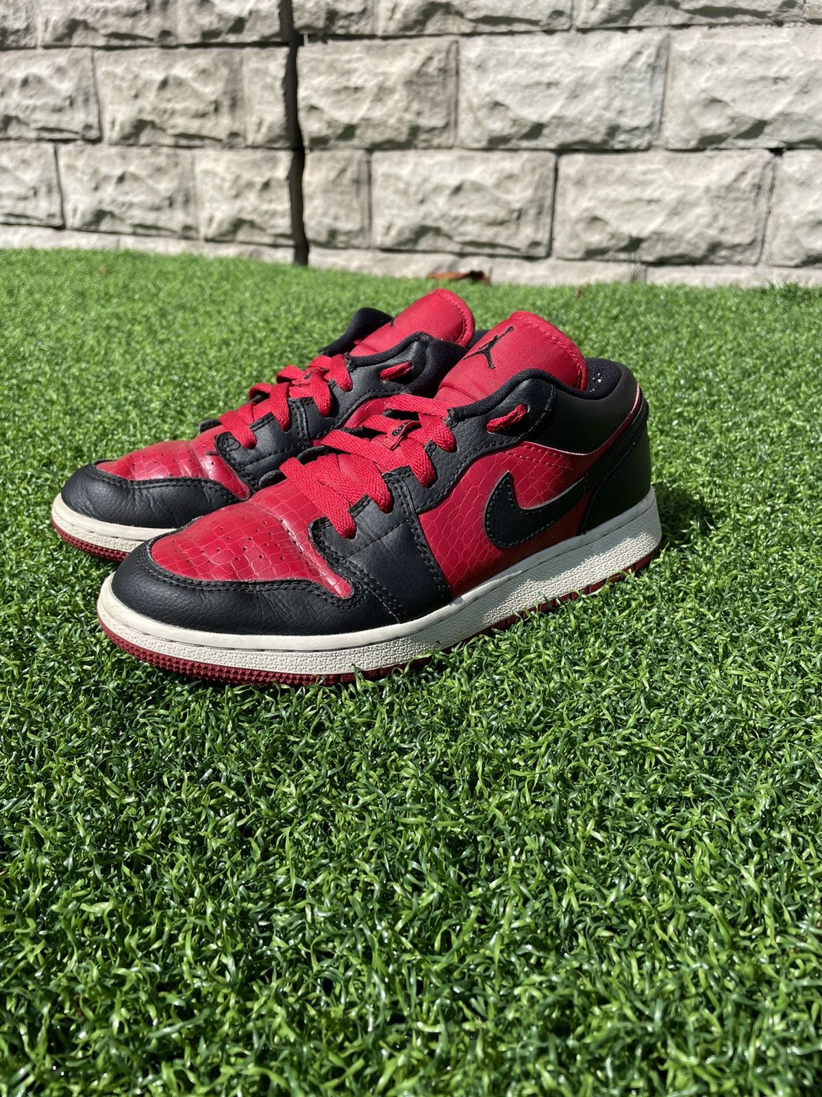 Jordan Brand × Nike Air Jordan 1 Low BG 'Gym Red Black' 553560-610 Size US 5 / EU 37 - 1 Thumbnail